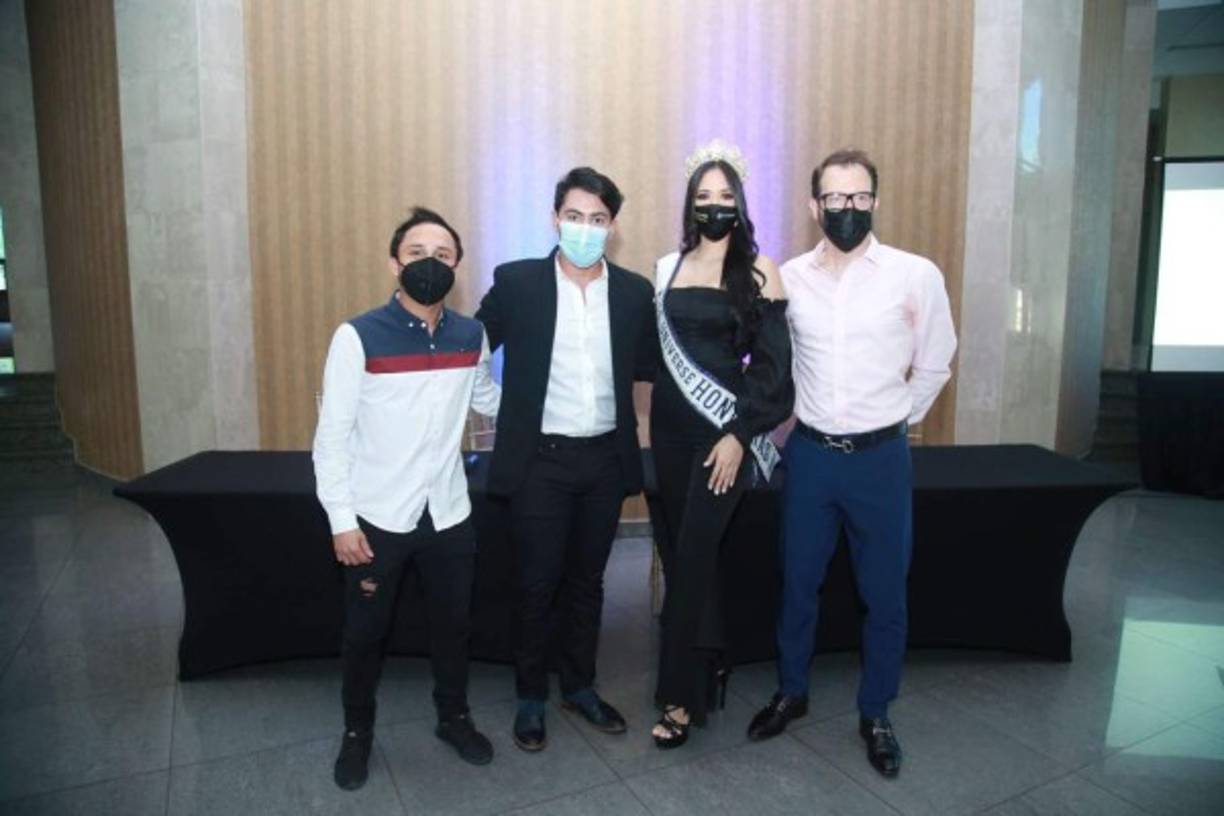 El gran día. El sábado 28 de agosto, Honduras conocerá a la nueva soberana que estará representando la belleza nacional en el Miss Universo.El hotel Infinity es la sede del concurso que comenzará a las 6:30 pm. Para todas las personas que quieran acudir, la entrada tiene un valor de 50 dólares y el dress code es vestir de blanco. Será una noche llena de sorpresas, las participantes se preparan con varios shows para deleitar a los invitados.<br/><br/>Para reservaciones pueden llamar al celular +504 9496-4308 y a las líneas telefónicas +504 2407-2254 y al +504 2407-2253.También pueden enviar un correo electrónico a: reservations@infinitybay.com y kevin@infinitybay.com o visitar la página web: www.infinitybay.com.<br/><br/>Foto: Angello López, productor audiovisual; los directores del concurso, Bryan Espinoza y Carlos Rivera, junto a la actual Miss Honduras Universo, Cecilia Rossell.