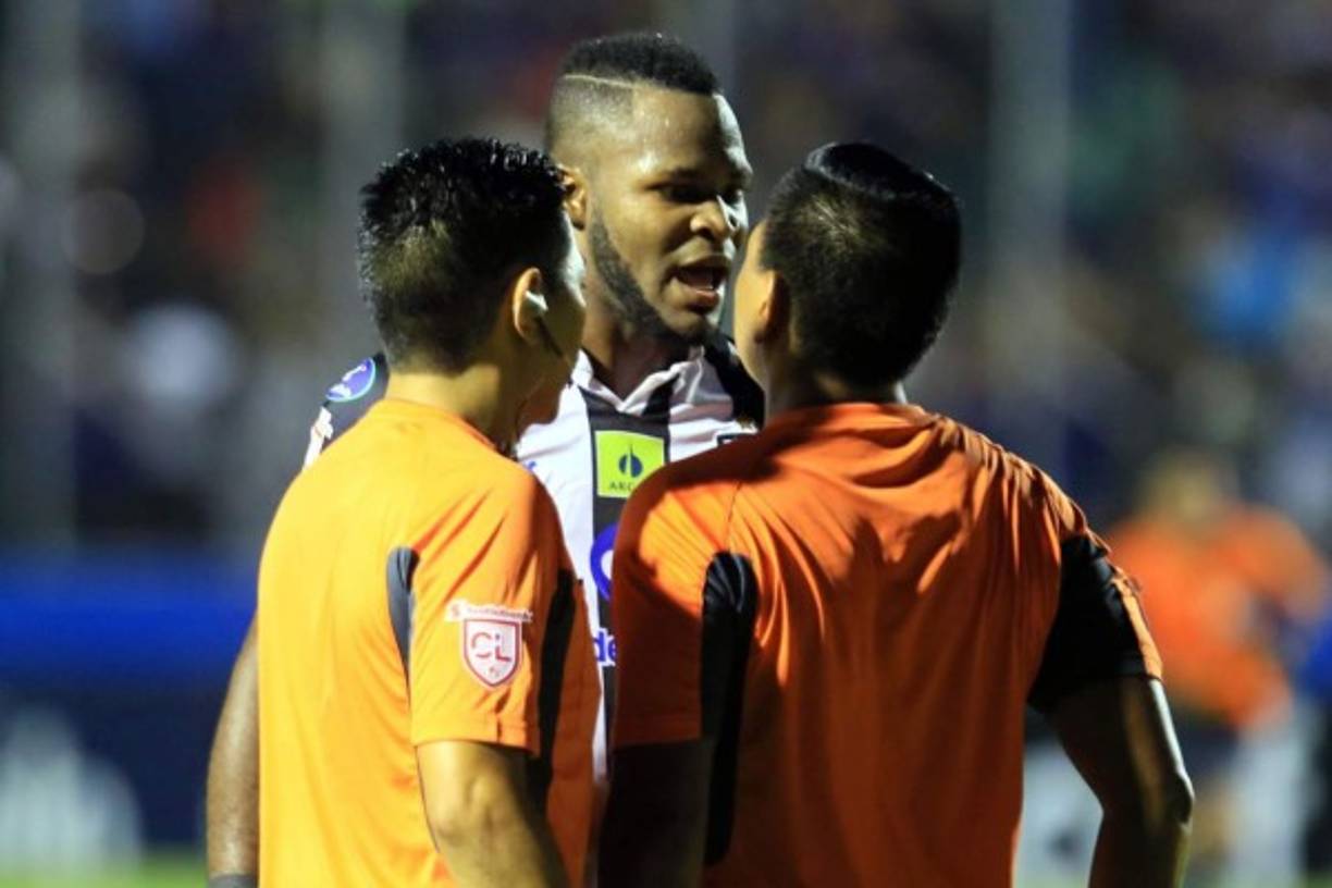 El defensa del Tauro FC, Gustavo Chara, hizo un fuerte reclamo al árbitro Walter López al final del partido.