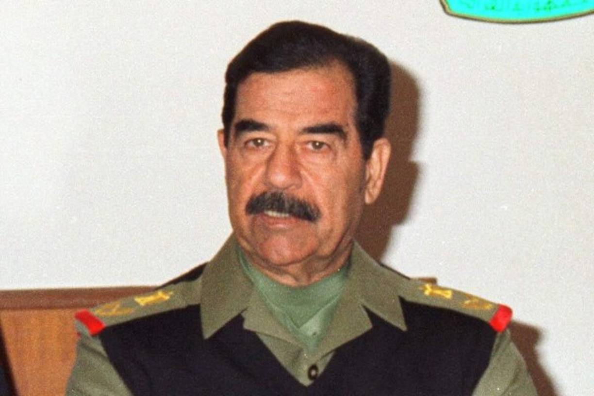 Sadam Husein - Irak<br/><br/>Nació el 28 de abril de 1937 y murió el 30 de diciembre de 2006. <br/><br/>Fue un político iraquí, dictador de su país entre 1979 y 2003.<br/><br/>Hussein era admirador de Stalin e imitó varias de sus tácticas dictatoriales.<br/>La matanza, conocida como Operación al-Anfal, se saldó con la destrucción de 4.500 poblaciones y aldeas, y con el asesinato de alrededor de 180.000 civiles.<br/>El 13 de diciembre de 2003, Saddam Husein fue arrestado en una operación conjunta entre efectivos kurdos iraquíes y el Ejército estadounidense y fue ejecutado en la horca el 30 de diciembre de 2006. <br/>