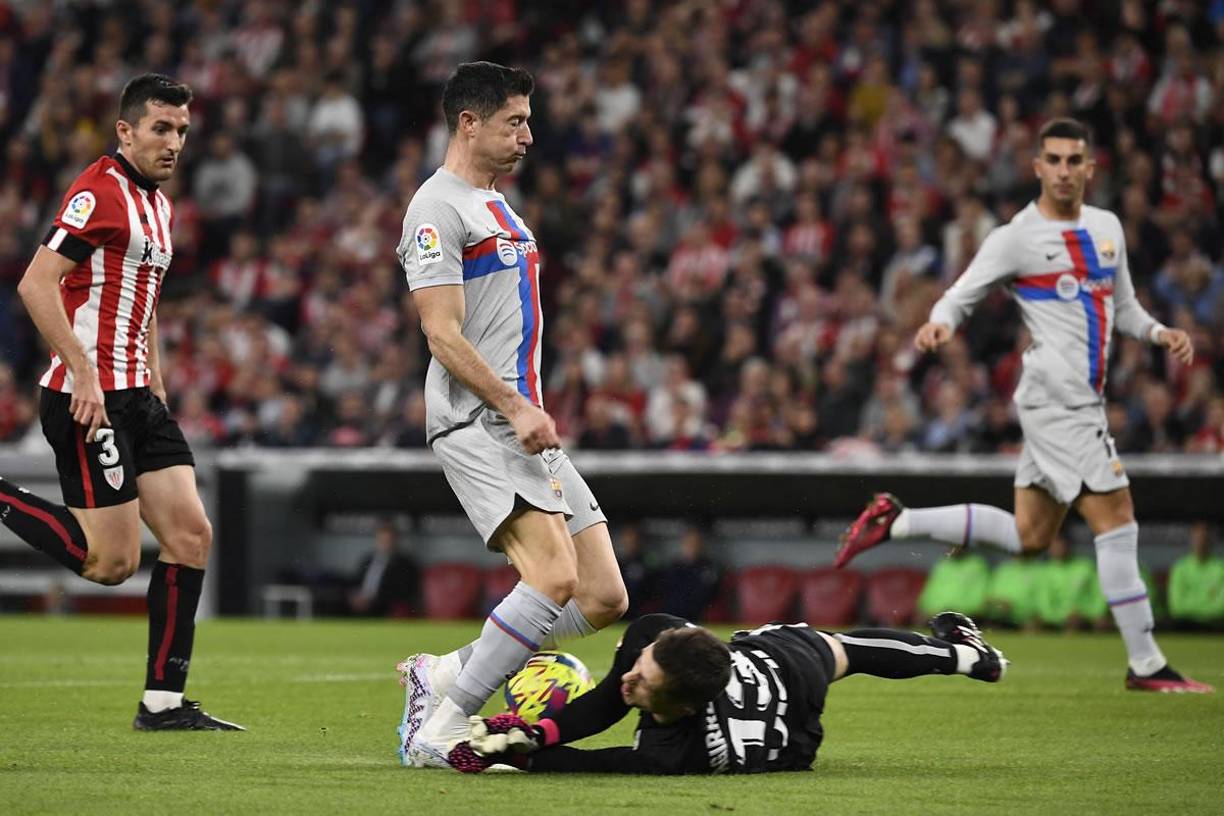 Robert Lewandowski tuvo esta ocasión en los primeros minutos, pero el balón se le adelantó y el portero vasco Julen Agirrezabala se quedó con la bola.