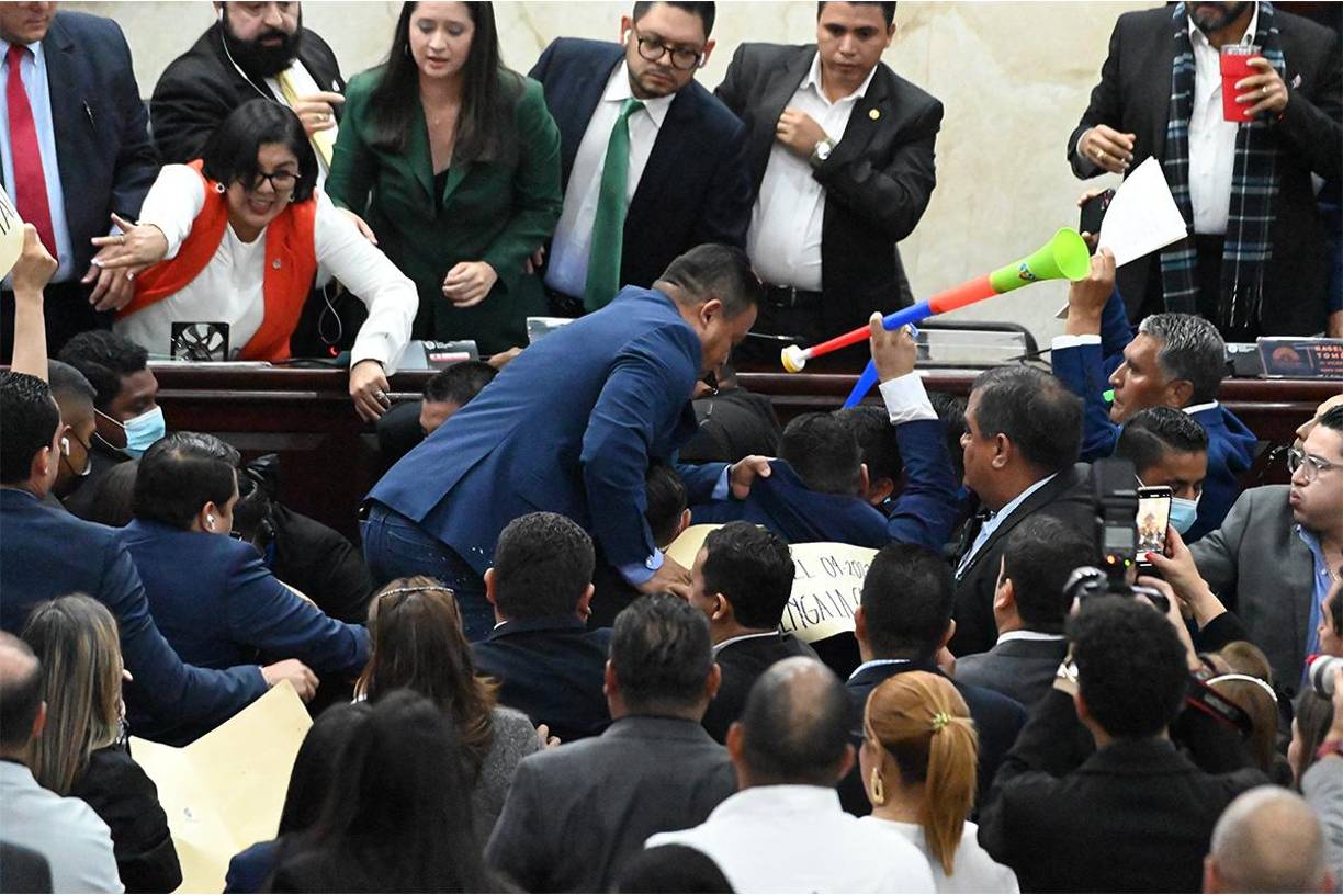 Una mujer guardia de seguridad del Congreso Nacional fue internada de emergencia en IHSS tras recibir golpes en medio del zafarrancho, según Obed López, diputado de Libre.