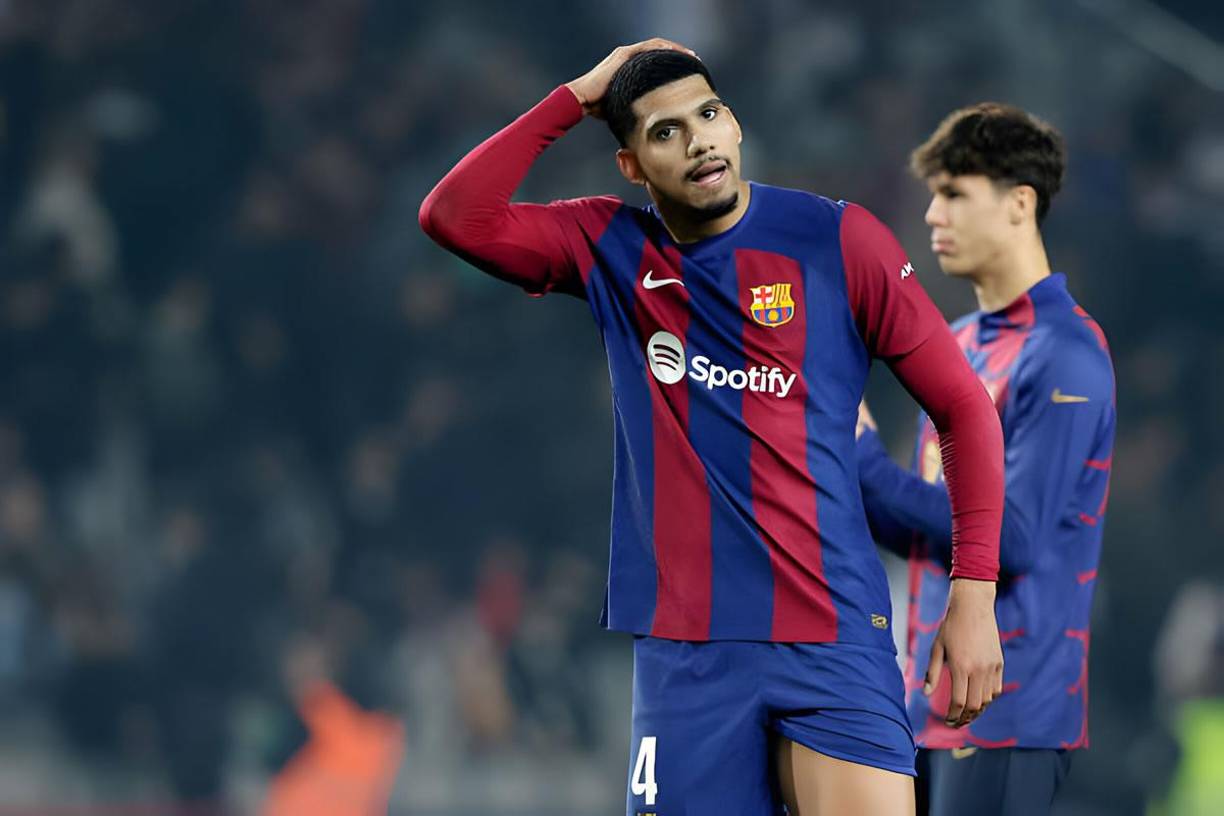 Ronald Araújo se lamenta tras el final del partido contra el Villarreal.