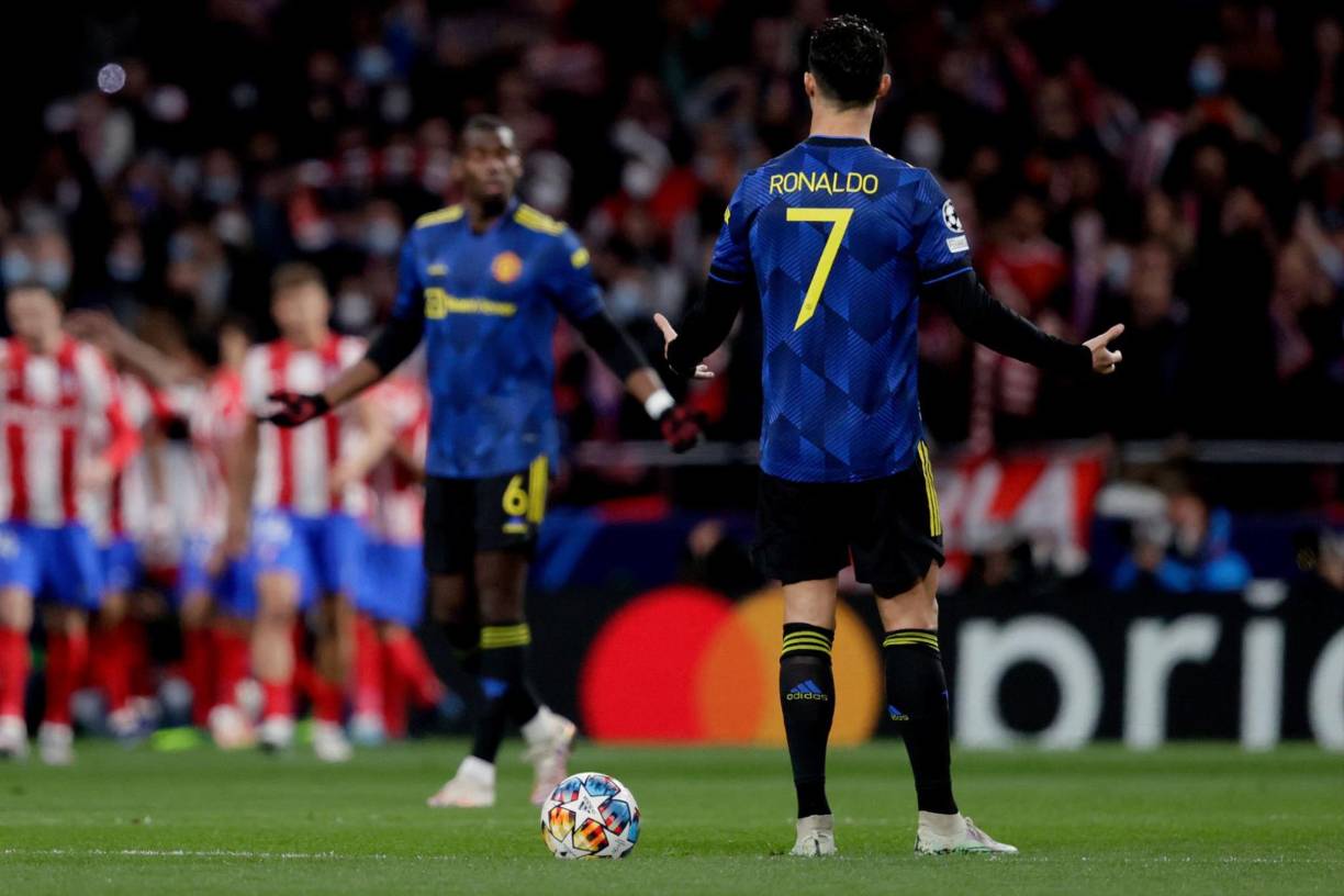 Cristiano Ronaldo pidiendo explicaciones a Paul Pogba tras el gol del Atlético.