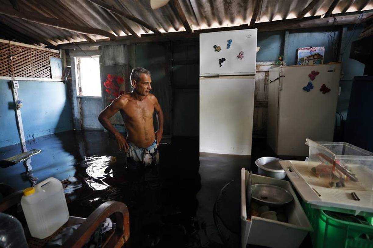 Intensas lluvias, algunas penetraciones del mar en zonas costeras bajas y fuertes vientos dejó Helene, provocando incontables pérdidas para la población de Guanimar, en la costa sur de la provincia de Artemisa (Cuba).