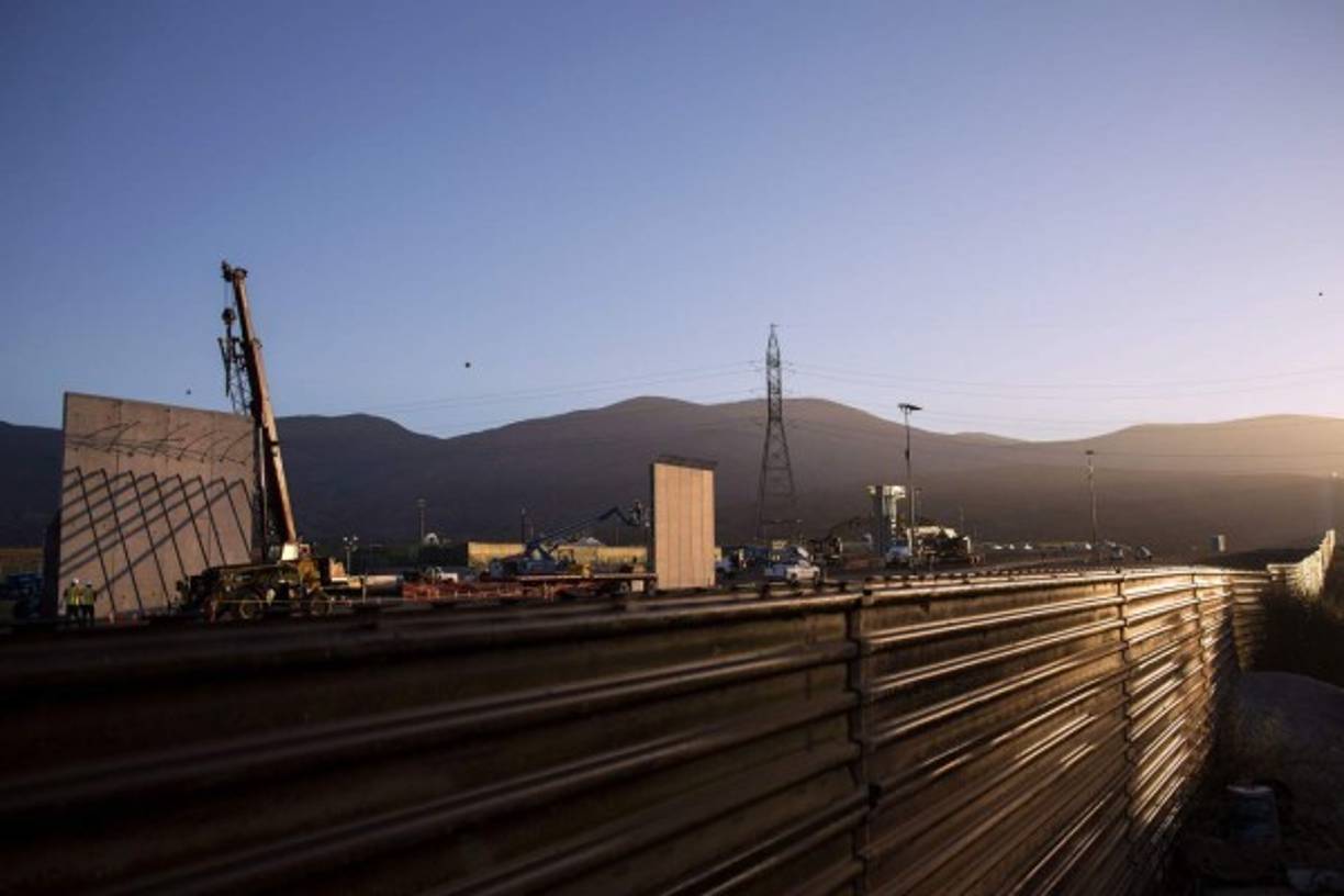 La zona de construcción se encuentra altamente resguardada y las autoridades locales han designado un área especial para manifestantes, en caso de que se registren protestas masivas organizadas por quienes se oponen al muro.