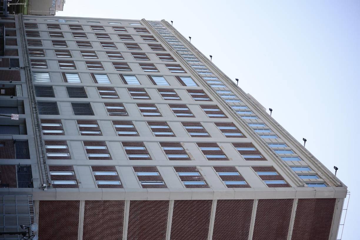 A lo largo de su historia, esta institución carcelaria ha albergado a cerca de 900 reclusos. Un incidente destacado fue el suicidio de Jeffrey Epstein, un adinerado financiero acusado de pedofilia y tráfico de personas, ocurrido en agosto de 2019. Este trágico evento puso al descubierto diversas problemáticas internas en la cárcel. En la actualidad, la instalación alberga aproximadamente a 1,541 reclusos, tanto hombres como mujeres.