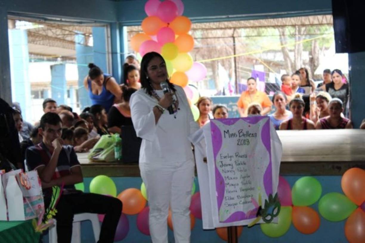 Rosa Elena pasó de ser primera dama a una reclusa organizadora de certámenes de belleza en la cárcel donde se encuentra privada de libertad por corrupción.