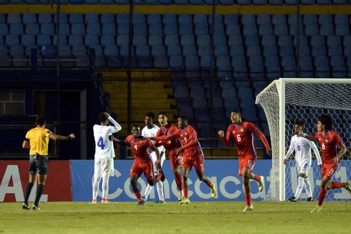 Los jugadores panameños festejando el autogol de Honduras en el partido de cuartos de final del Premundial Sub-17.