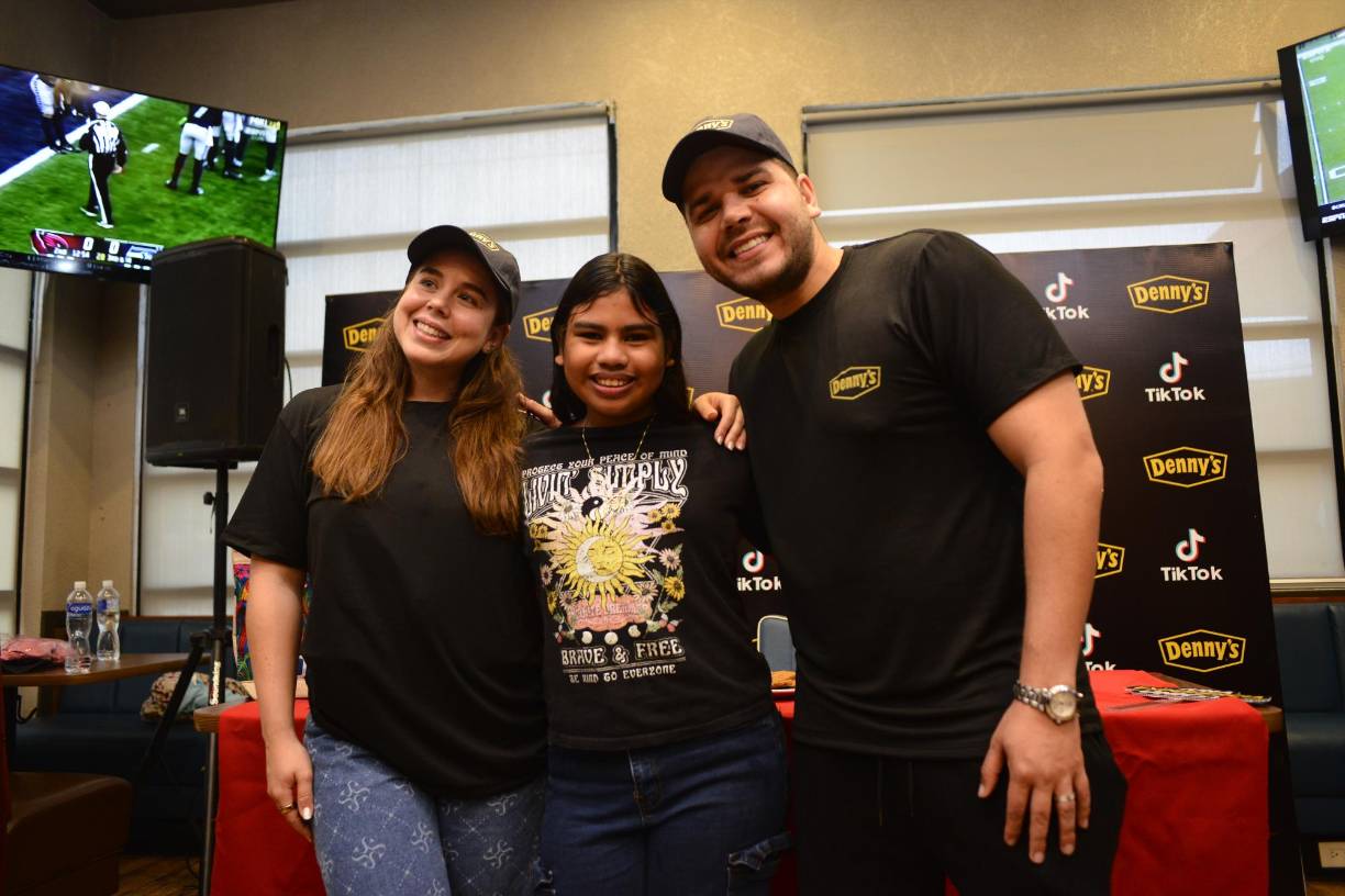 En esta imagen, la pareja junto con Andrea López.