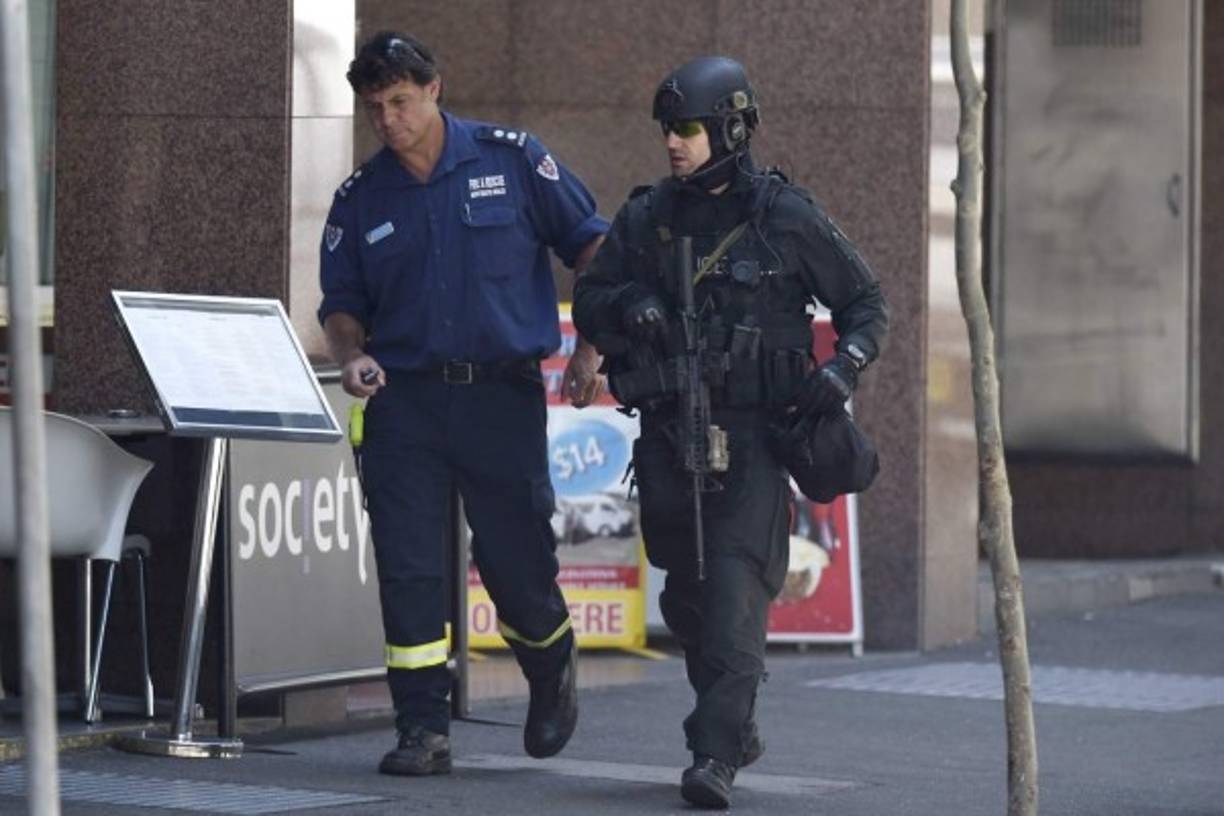 Según han contado los rehenes a varios periodistas, el secuestrador pidió hablar con el primer ministro australiano, Tony Abbott, y que le trajeran una bandera del Estado Islamico (EI).