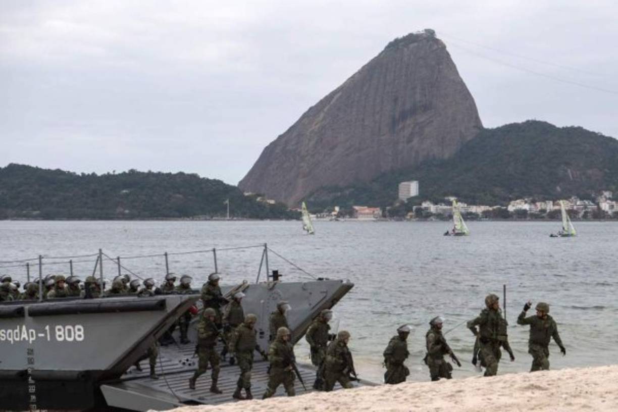 La policía brasileña arrestó a 10 personas que planificaban ataques terroristas durante los Juegos Olímpicos que comienzan el 5 de agosto en Rio de Janeiro, informó el jueves el ministro de Justicia, Alexandre de Moraes. 'Fueron arrestadas 10 personas' por realizar 'actos preparatorios para la ralización de atentados terroristas' durante los Juegos, sostuvo de Moraes en conferencia de prensa.