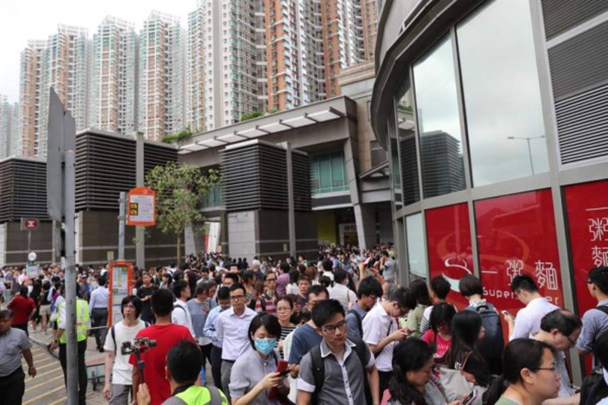 Durante la semana, los manifestantes se tomaron las instalaciones del metro obstaculizando el transporte en la ex colonia británica.