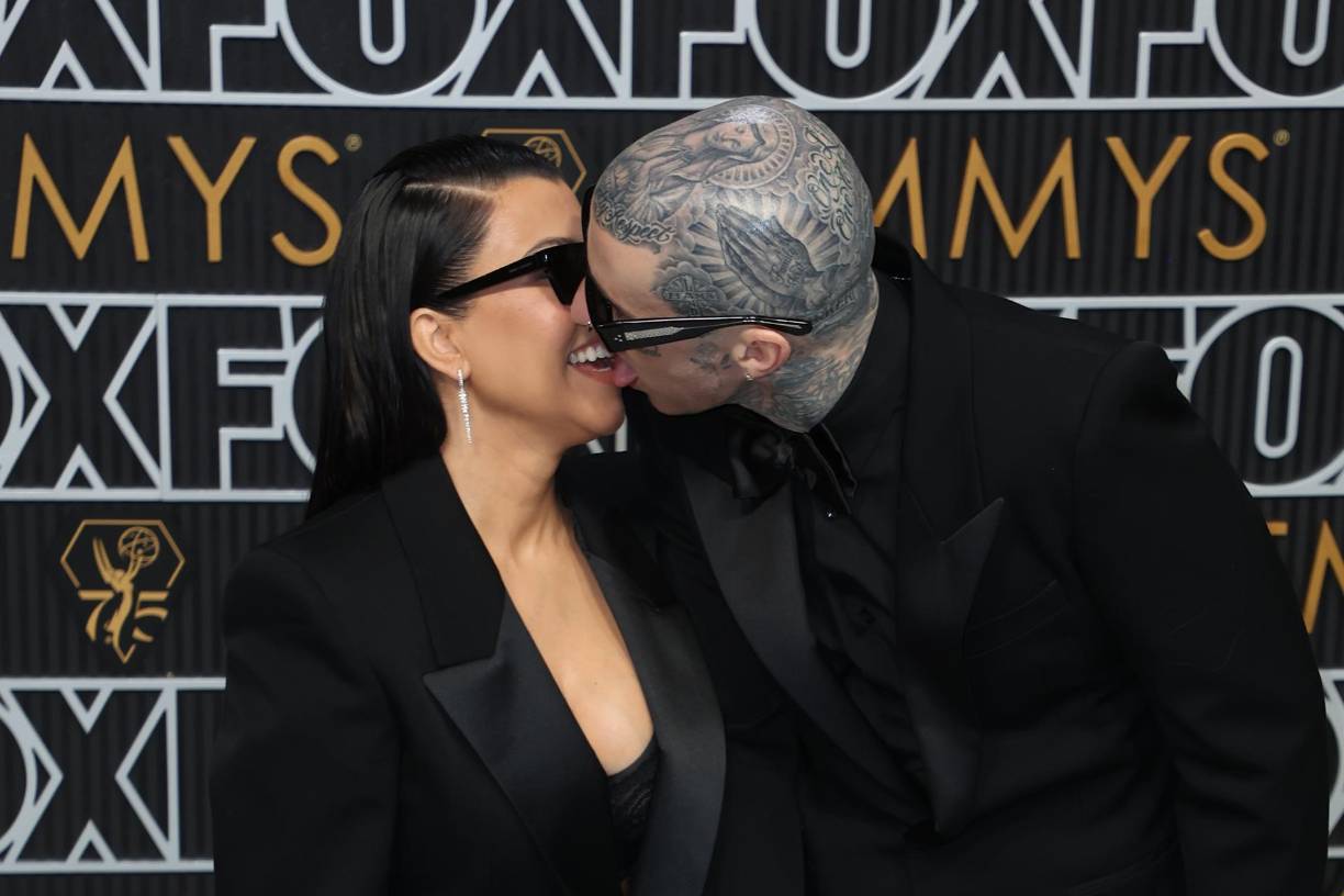 Kourtney Kardashian y Travis Barker también se mostraron muy románticos y apasionados en la gala.