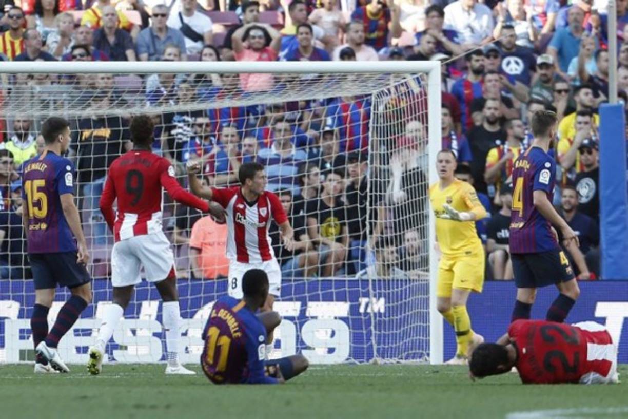 GRAF6095. BARCELONA, 23/06/2020.- Los jugadores del FC Barcelona celebran el primer gol del equipo blaugrana durante el encuentro correspondiente a la jornada 31 de primera división que disputan esta noche frente al Athletic en el estadio Camp Nou, en Barcelona. EFE/Alberto Estévez.<br/>