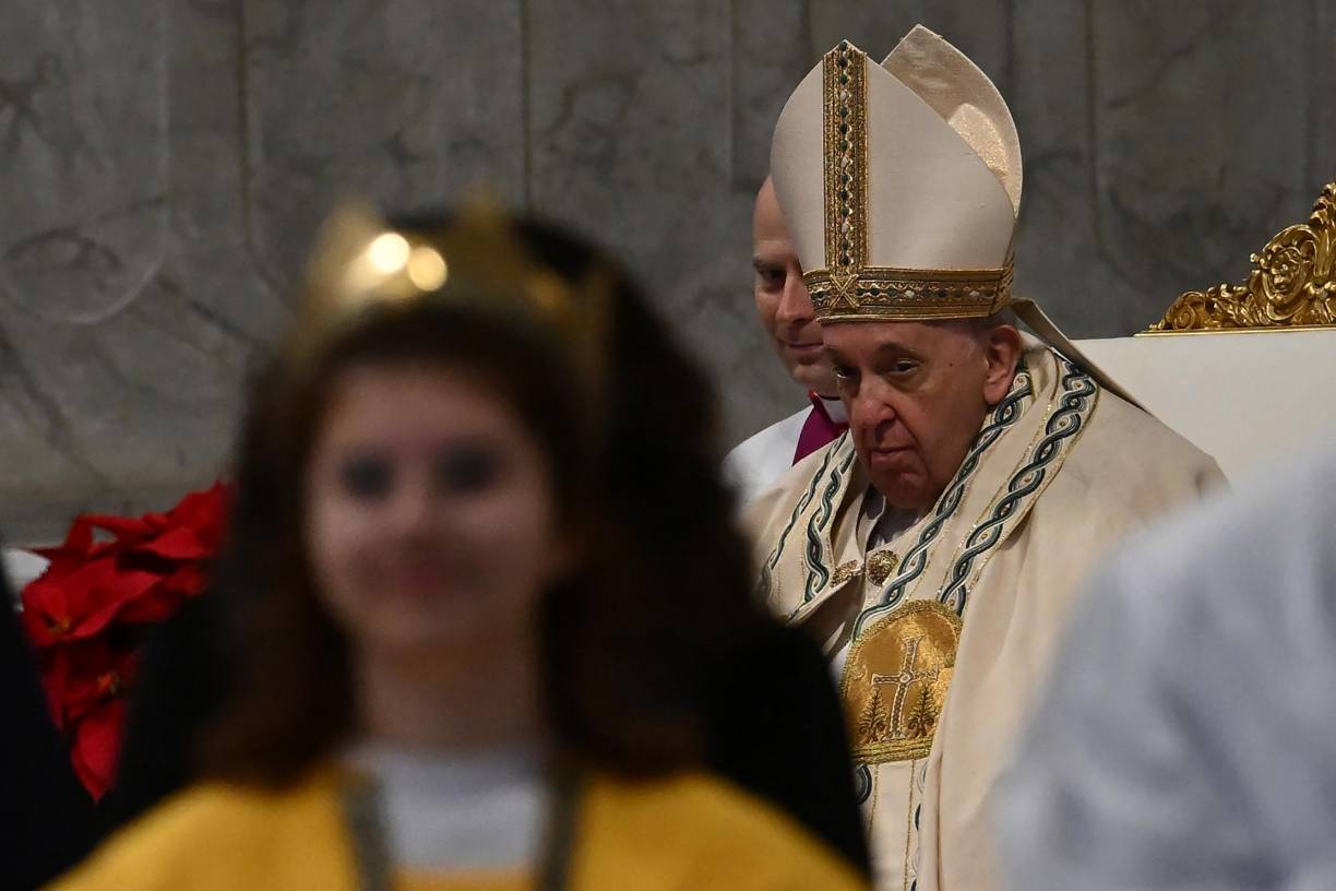 “Hoy encomendamos a la Santísima Madre al amado papa emérito <b>Benedicto</b> XVI para que lo acompañe en su paso de este mundo a Dios”, dijo Francisco durante la solemne misa del primero del año en la basílica de San Pedro. 