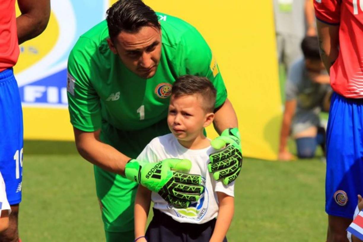 El arquero del Real Madrid se aganchó para intentar consolar al infante.