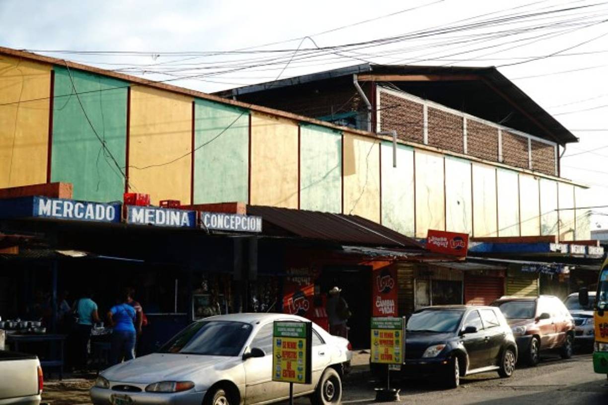 Vendedores trabajan sin parar, sin embargo las condiciones en las que están los mercados El Dandy, Medina Concepción y El Rápido son deplorables.