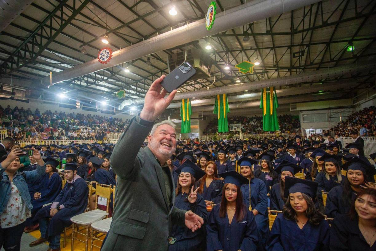 El alcalde sampedrano Roberto Contreras le ha apostado a la educación técnica en la ciudad. Casi tres mil jóvenes han logrado cursar carreras técnicas en los tres colegios técnicos que reciben apoyo de la municipalidad: El Chamelecón, Técnico Sampedrano y el Centro de Capacitación Técnica Honduras-Corea.