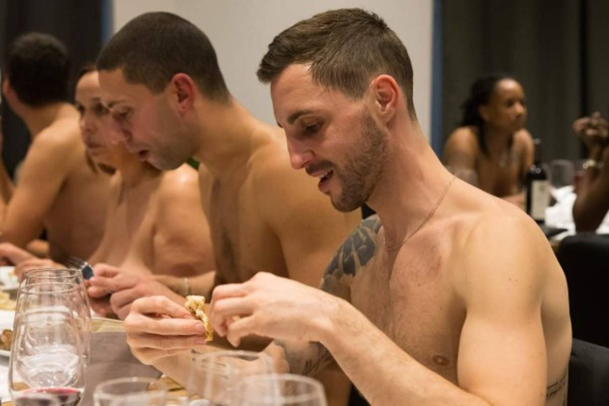 O'Naturel es considerablemente más cálido en noviembre que los aproximadamente 460 lugares nudistas al aire libre designados en Francia, la mayoría de ellos playas y campings.