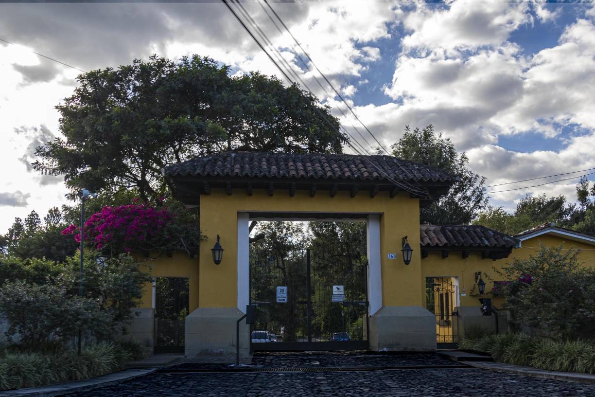 La ciudad colonial, declarada por la Unesco Patrimonio Cultural de la Humanidad en 1979, goza de igual forma de un clima ideal, templado la mayor parte del tiempo, que enamora a visitantes extranjeros y también locales, debido a su cercanía con la Ciudad de Guatemala, a solo 50 kilómetros.