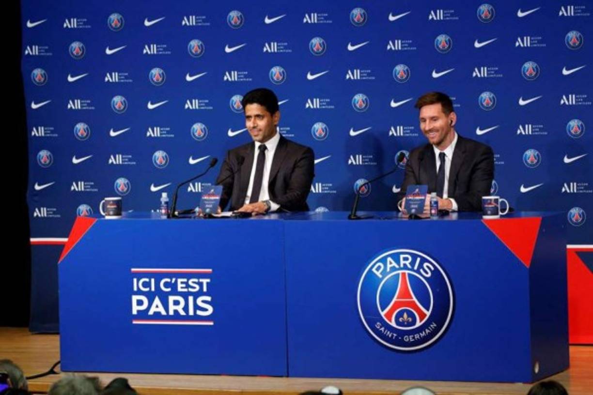 Nasser Al-Khelaifi acompañó a Lionel Messi en su primera comparecencia ante los medios de comunicación.