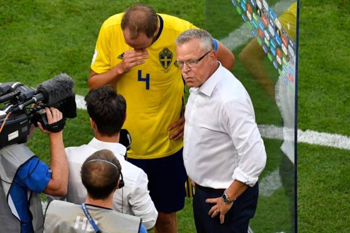 El defensor Andreas Granqvist tuvo que poner sobre la balanza dos grandes de sus sueños: estar presente en el nacimiento de su hija, o disputar unos cuartos de final de un Mundial. Al final, el defensa se inclinó por la segunda, por lo que no apreció el nacimiento de su pequeña y que le convirtió en padre por segunda vez. Tras el final del juego estaba destrozado y el DT de Suecia lo fue a apoyar.