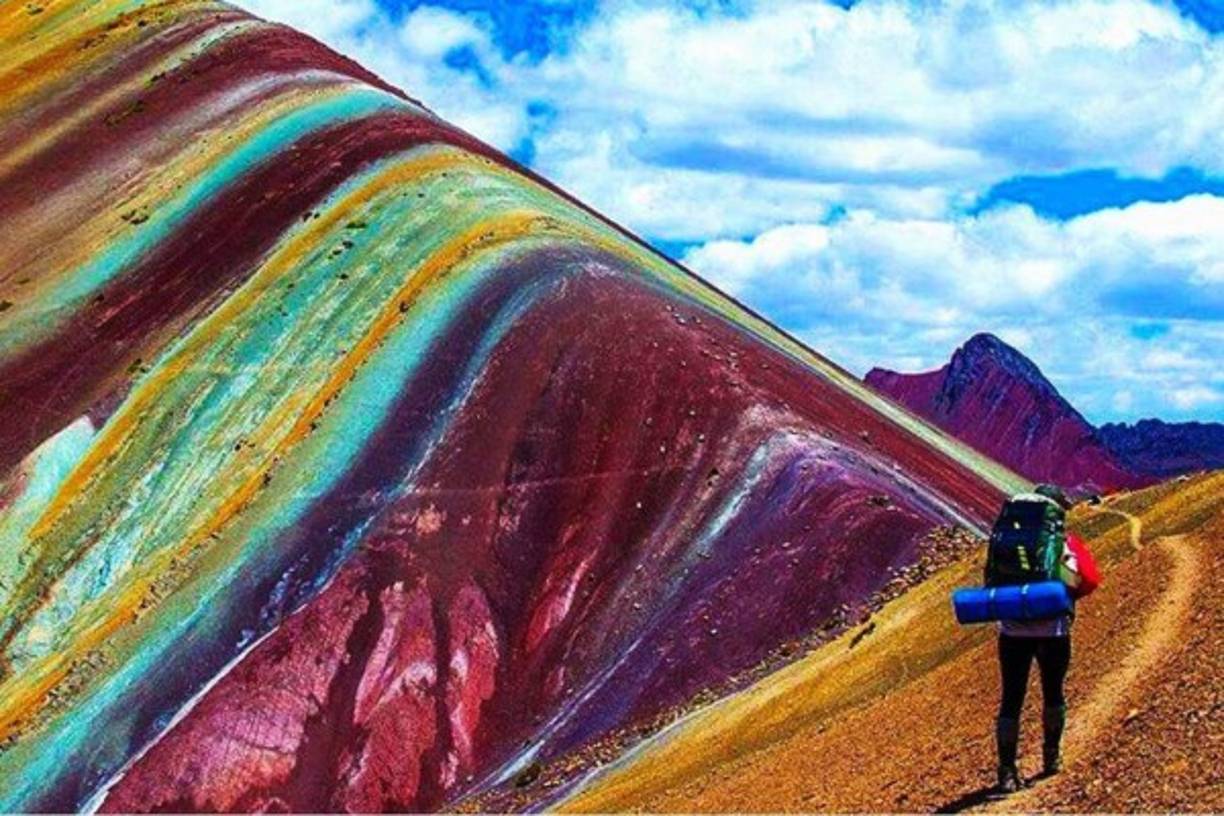 Los turistas respiran con esfuerzo mientras el oxígeno escasea en sus pulmones y continúan el ascenso rumbo a la remota montaña de los Siete Colores, también conocida como Vinicunca o Arcoíris en Perú. Es una de las maravillas naturales que enamoran a quienes las visitan.<br/><br/><br/>la composición de cada <br/>franja de acuerdo con su color: <br/>-Rosado o fucsia: mezcla de arcilla roja, fangolitas (fango) y arena.<br/>-Blanquecino: arenisca (arena de cuarzo) y piedra caliza.<br/>-Morado o lavanda: marga (mezcla de arcilla y carbonato de calcio) y silicatos.<br/>-Rojo: argilitas y arcillas.<br/>-Verde: arcillas ricas en ferro magnesiano (mezcla de hierro y magnesio) y óxido de cobre.<br/>-Pardos amarillentos, mostaza o dorado: limonitas, areniscas calcáreas ricas en minerales sulfurados (combinados con azufre).