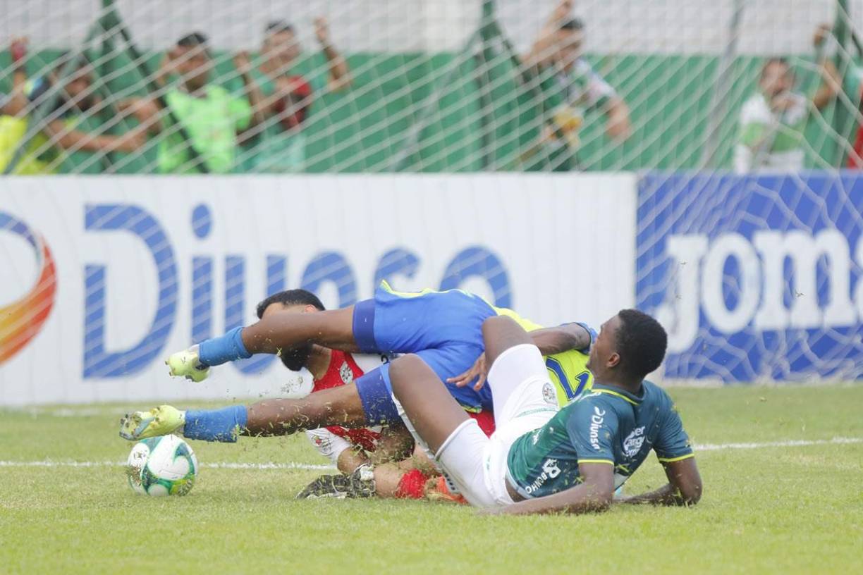 El terrible choque entre Carlos ‘Muma’ Fernández y César Samudio en el que el portero panameño se llevó la peor parte.