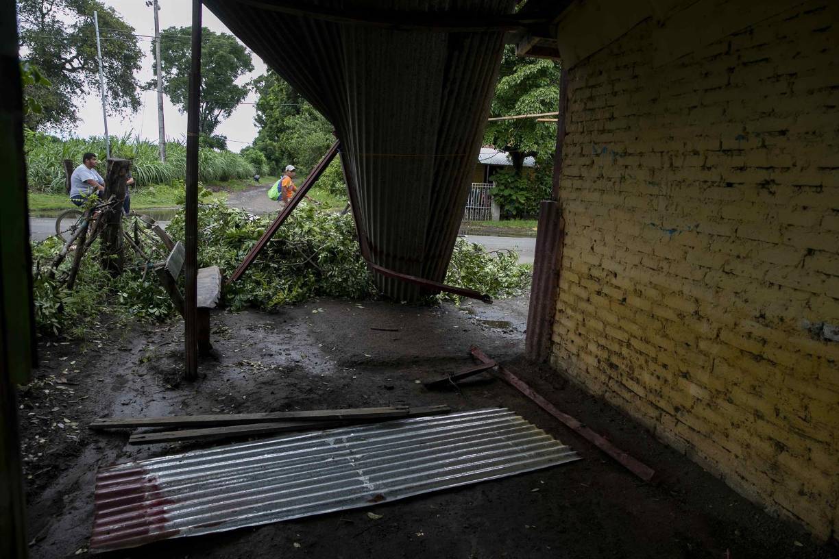 En su trayectoria, pasando por el Lago de Nicaragua, el viento y las lluvias provocaron un aumento en el caudal de ríos, caída de árboles, desprendimiento de techos, algunas casas inundadas y suspensión de energía, pero no habían reportes de daños a personas, según las primeras informaciones locales.