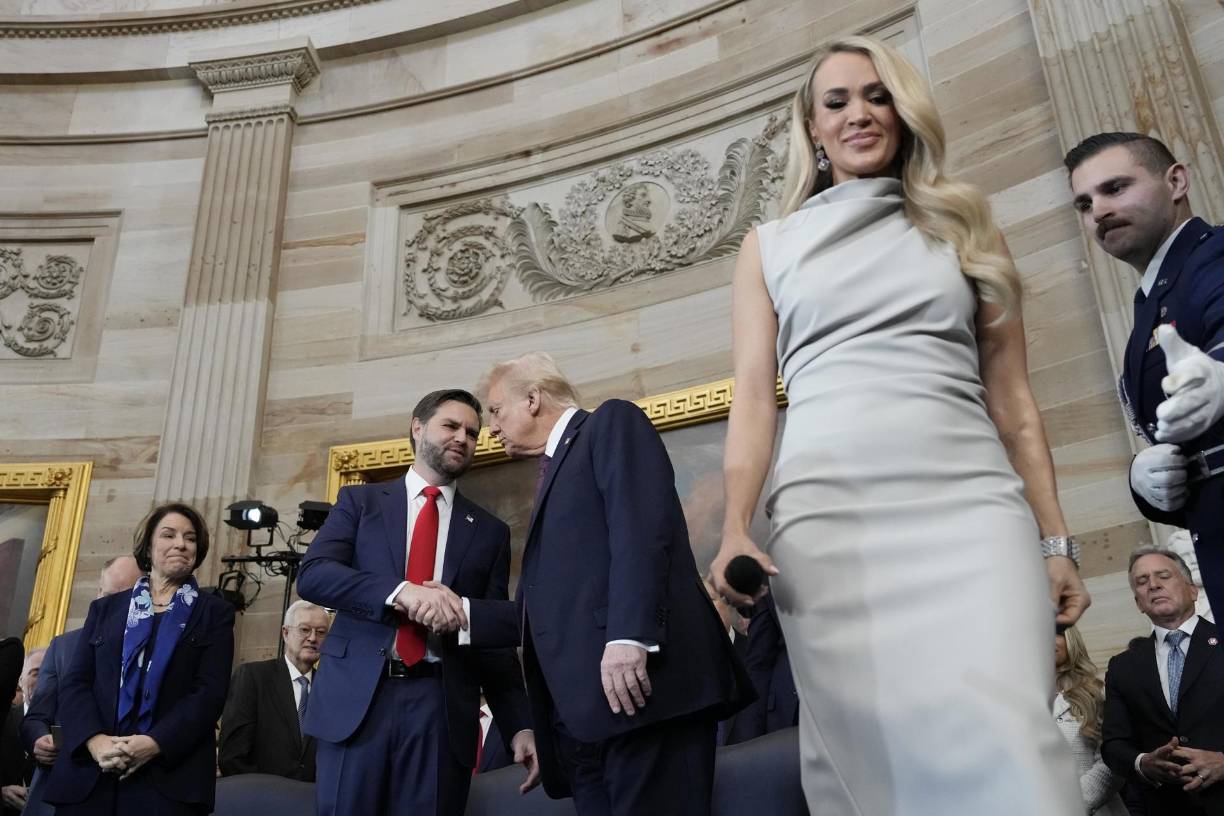 La cantante estadounidense Carrie Underwood, lució un elegante vestido en la ceremonia.