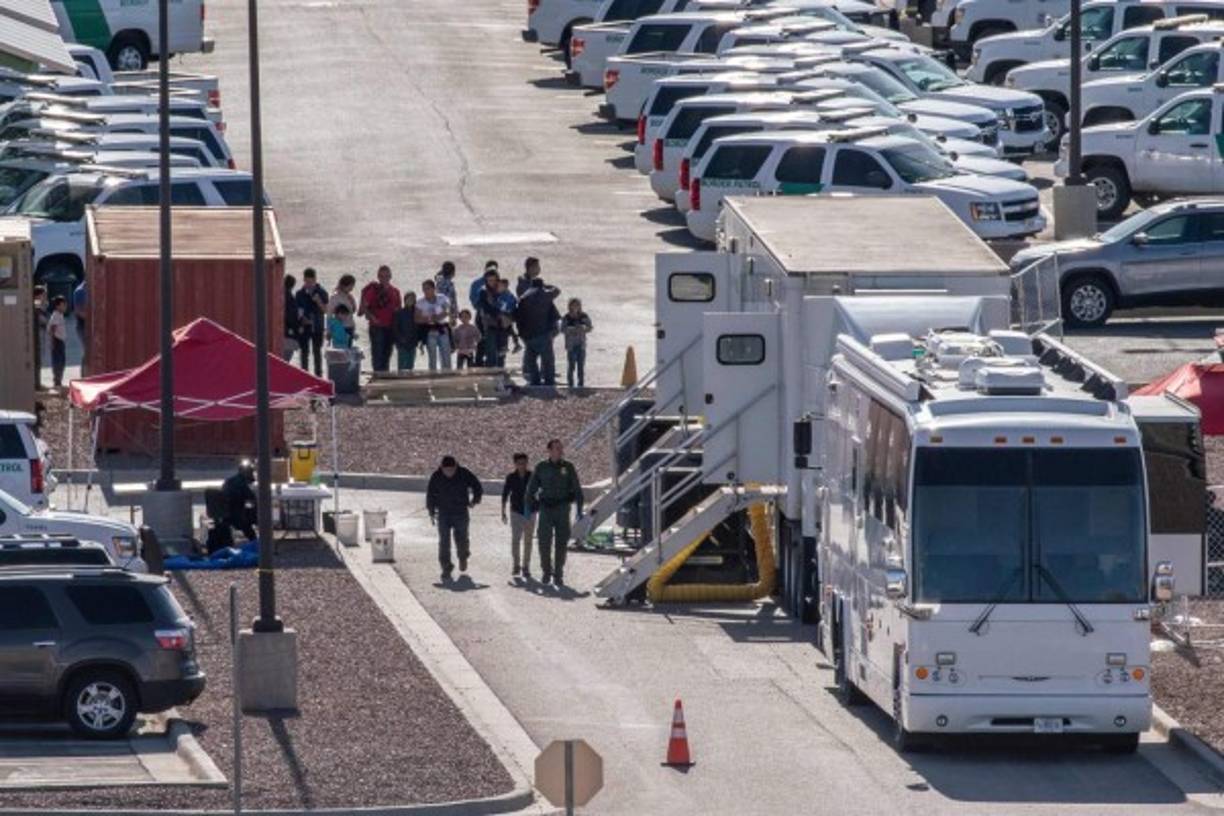 La mayoría de los inmigrantes, que llegan en familias, acuden ante los guardias fronterizos cuando atraviesan la frontera y son ubicados en unos centros de reclusión donde verifican su identidad y sus antecedentes.