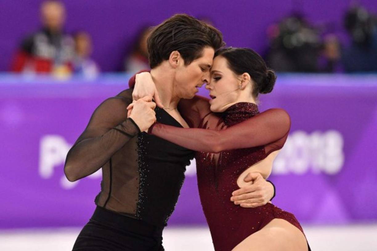 Las presentadoras del Today Show, Hoda Kotb y Savannah Guthrie, se sumaron a las celebridades que quieren emparejar a estos patinadores. 'Su química es innegable. Twitter está explotando, todo el mundo quiere que ustedes sean pareja', dijo Savannah al entrevistarlos esta mañana.<br/><br/>'Nosotros también lo estamos pensando', respondió Scott.