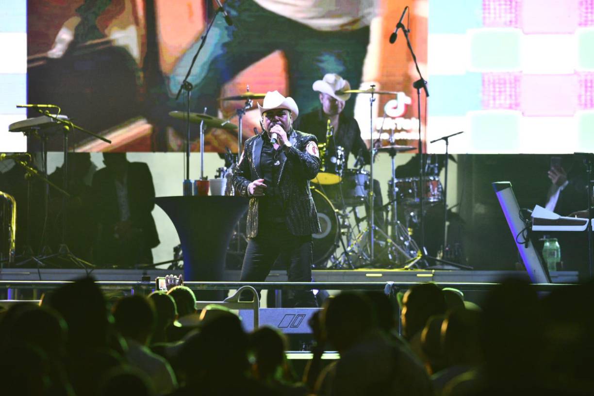 Sampedranos cantan y bailan al ritmo de El Trono de México