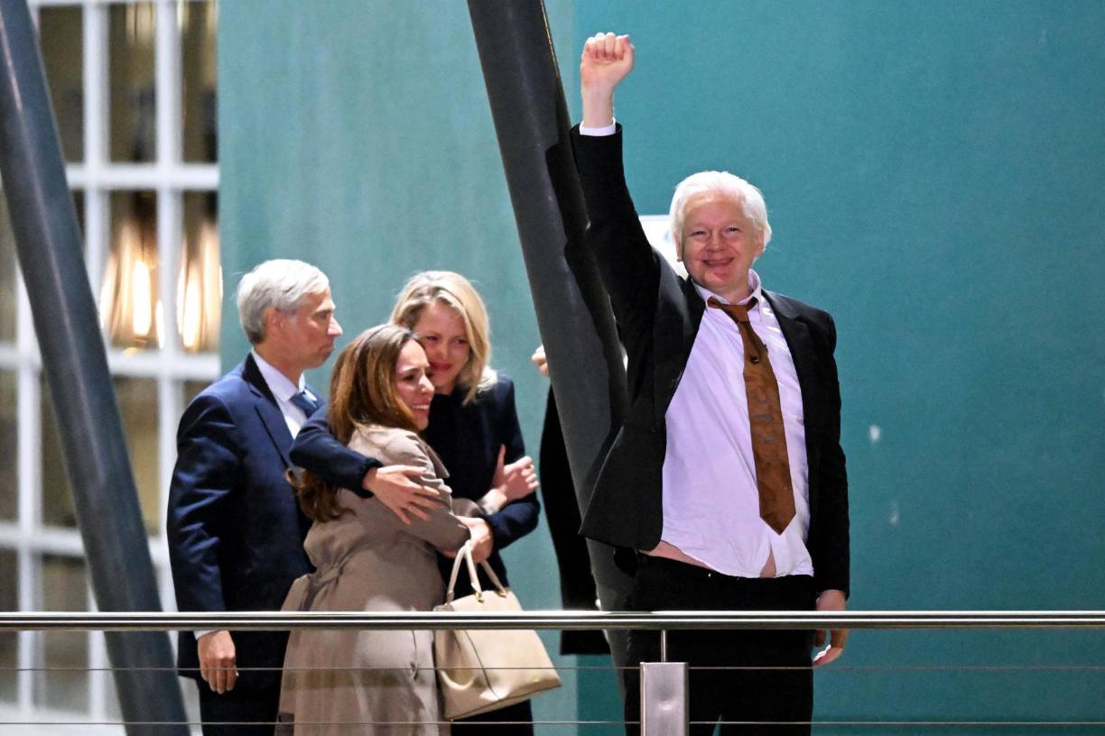 El fundador de WikiLeaks, Julian Assange, saluda a sus seguidores tras llegar al aeropuerto de Canberra (Australia), el 26 de junio de 2024. El juez del Tribunal de Distrito de los Estados Unidos para las Islas Marianas del Norte, en la isla de Saipán, condenó el 26 de junio a Assange a tiempo cumplido a cambio de declararse culpable del cargo penal de conspirar para obtener y divulgar documentos clasificados relacionados con la defensa nacional de los Estados Unidos. 