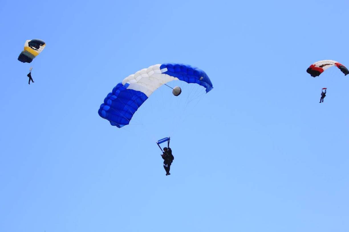Varios de los paracidistas han acaparado la atención del público tras desnudar su amor y ternura por sus parejas y sus hijos que muy alegres fueron a ver a su papá dar un espectacular show aéreo.