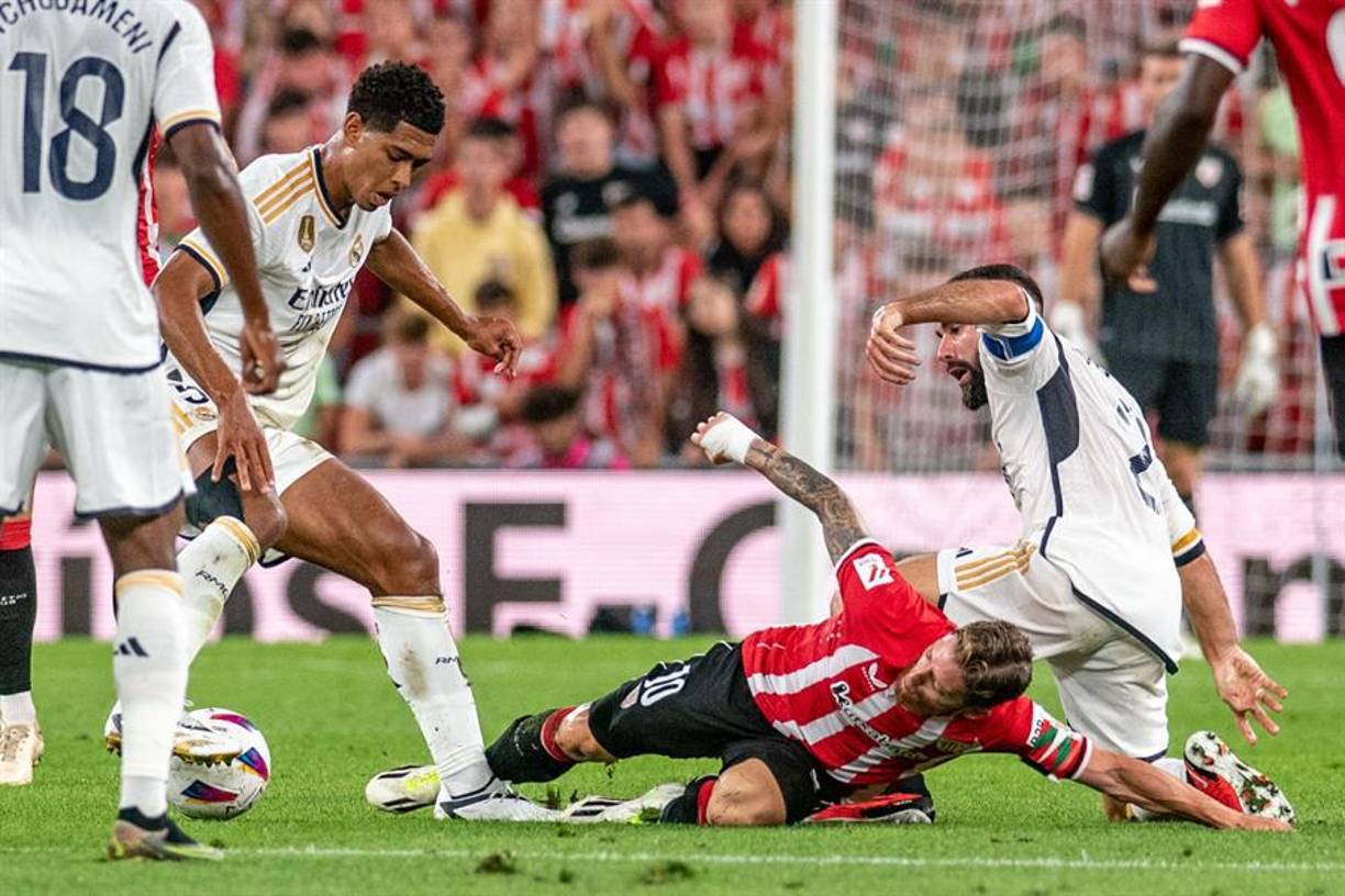 La primera media hora de juego fue un duelo en el centro del campo con dos equipos muy cerrados y muy intensos en la presión.