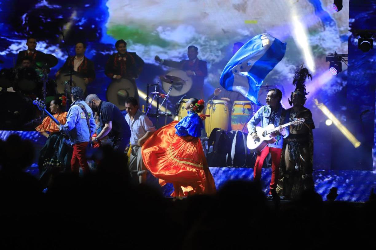 Los grupos típicos hondureños aportaron también color a la presentación. 