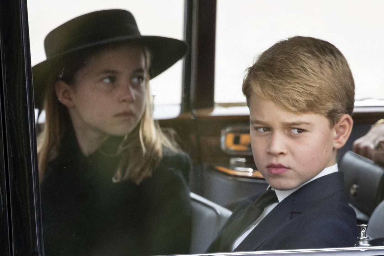 Los pequeños siguieron al cortejo en el primero de varios automóviles oficiales, junto a su madre Kate y la nueva reina consorte, Camila.
