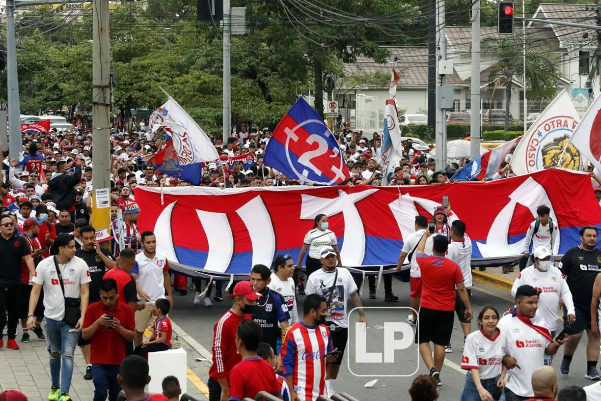 Gran ambiente hizo la Ultra Fiel afuera del estadio Morazán previo al partido.