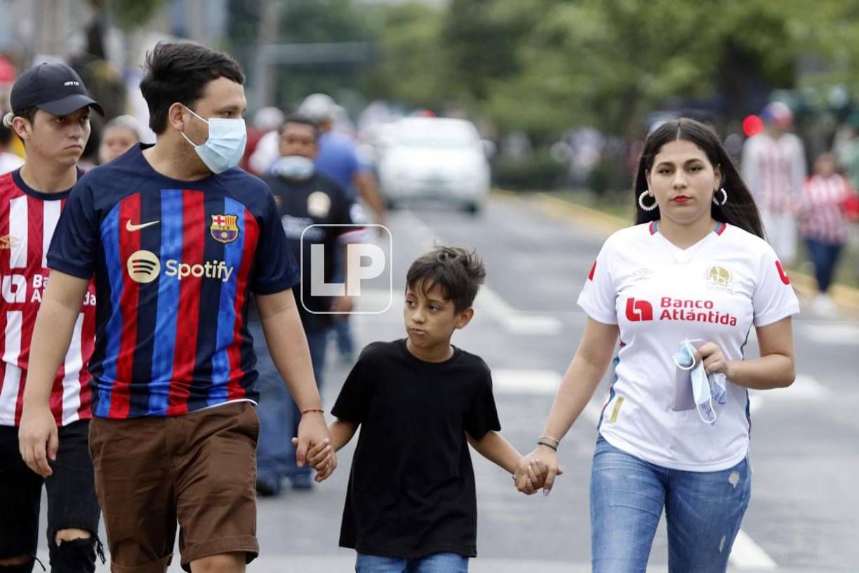 En familia llegaron los aficionados del Olimpia al escenario deportivo de San Pedro Sula.