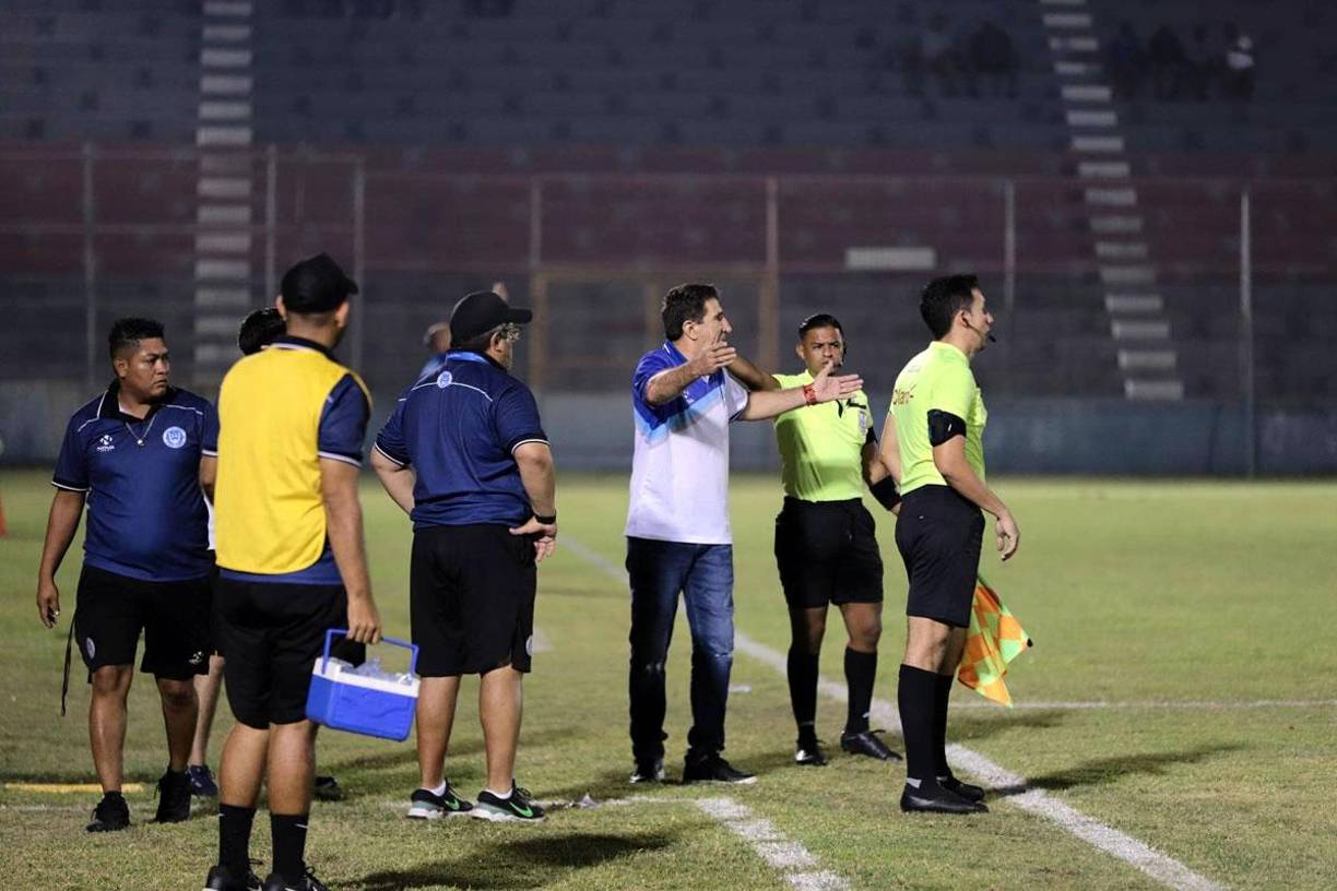El entrenador del Victoria, Héctor Vargas, y su cuerpo técnico se enojaron con los árbitros porque les anularon un gol legal ante el Real España. 