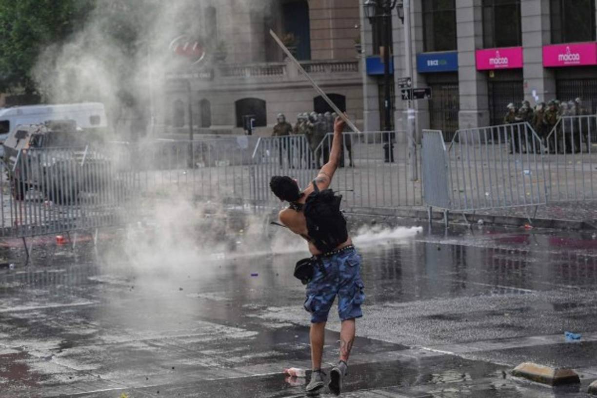 'Por la dignidad de nuestro pueblo, a la calle sin miedo', se leía en otro gran cartel que se colgó desde lo alto de uno de los edificios que rodean la emblemática plaza santiaguina.