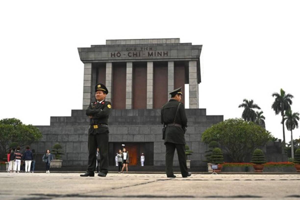 El mausoleo de Ho Chi Minh se encuentra fuertemente resguardado en Hanói.