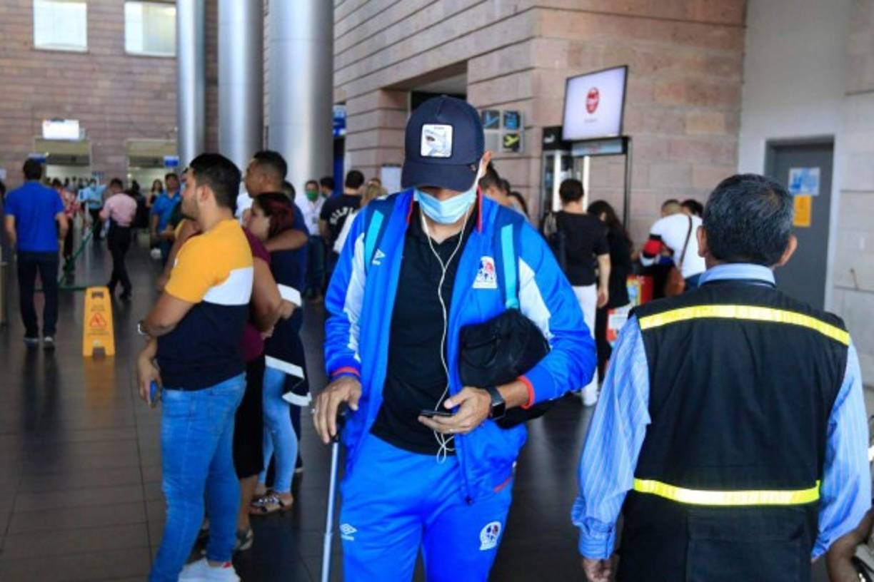 Johnny Leverón llegó con una mascarilla en la boca.