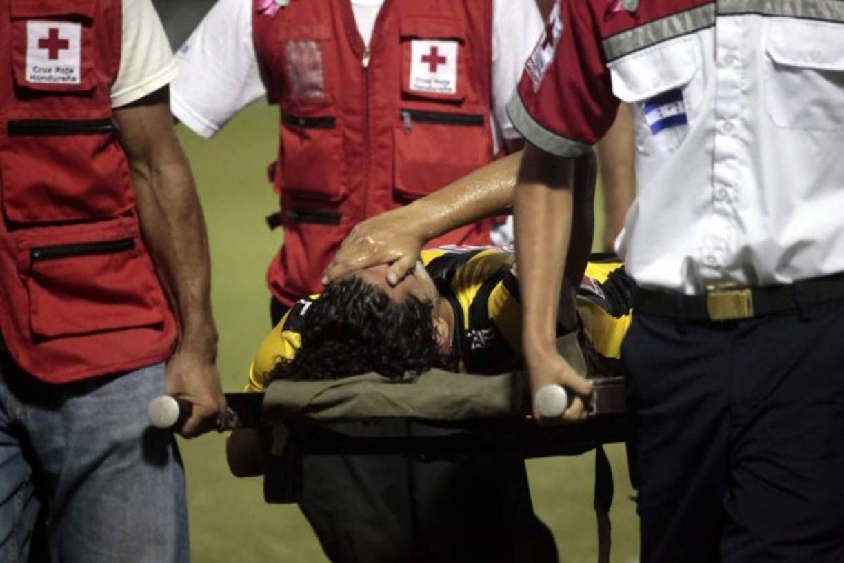 Luis Lobo salió lesionado en camilla.