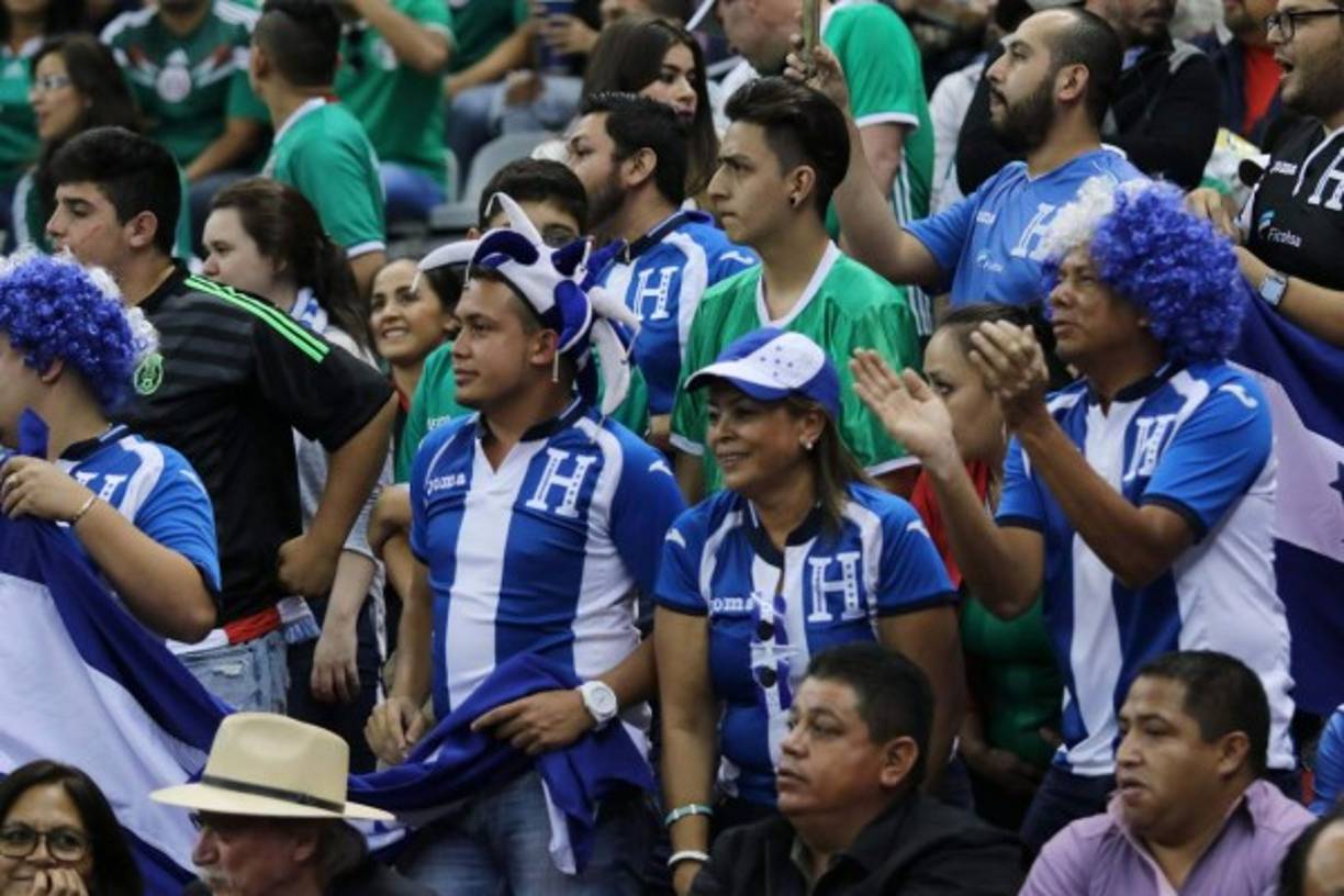 En las gradas hondureños y mexicanos viviendo el encuentro que estuvo muy apretado durante la primera parte: México 0-0 Honduras.