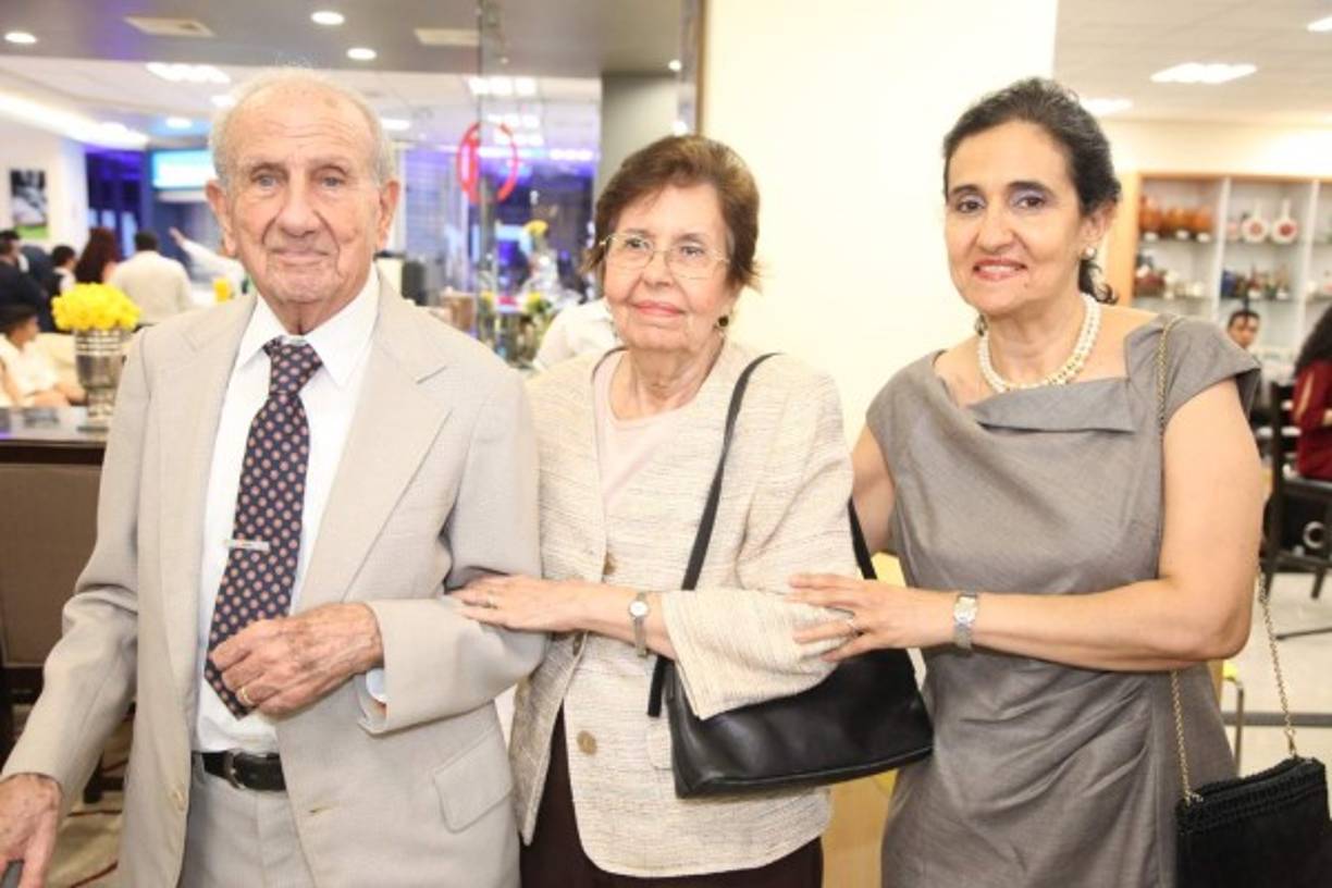 José y Alicia Kattán con Amelia Chehade