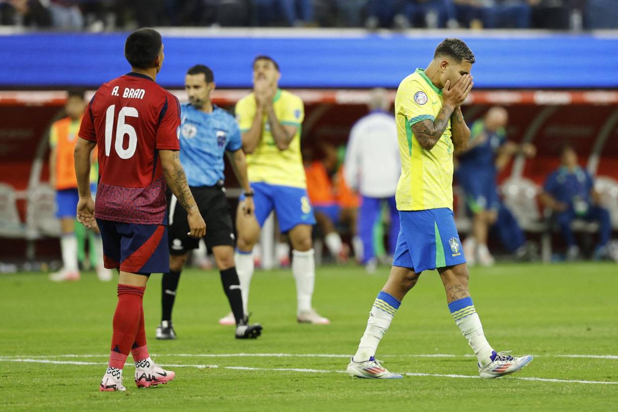 Otra de las normas, es evitar llegar al estadio con auriculares llamativos o música a todo volumen. Además, en las comidas no usar el teléfono, sino hasta el final de la misma.