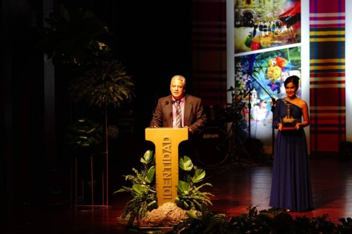 Ulises Rivera en su discurso de agradecimiento al recibir el premio.