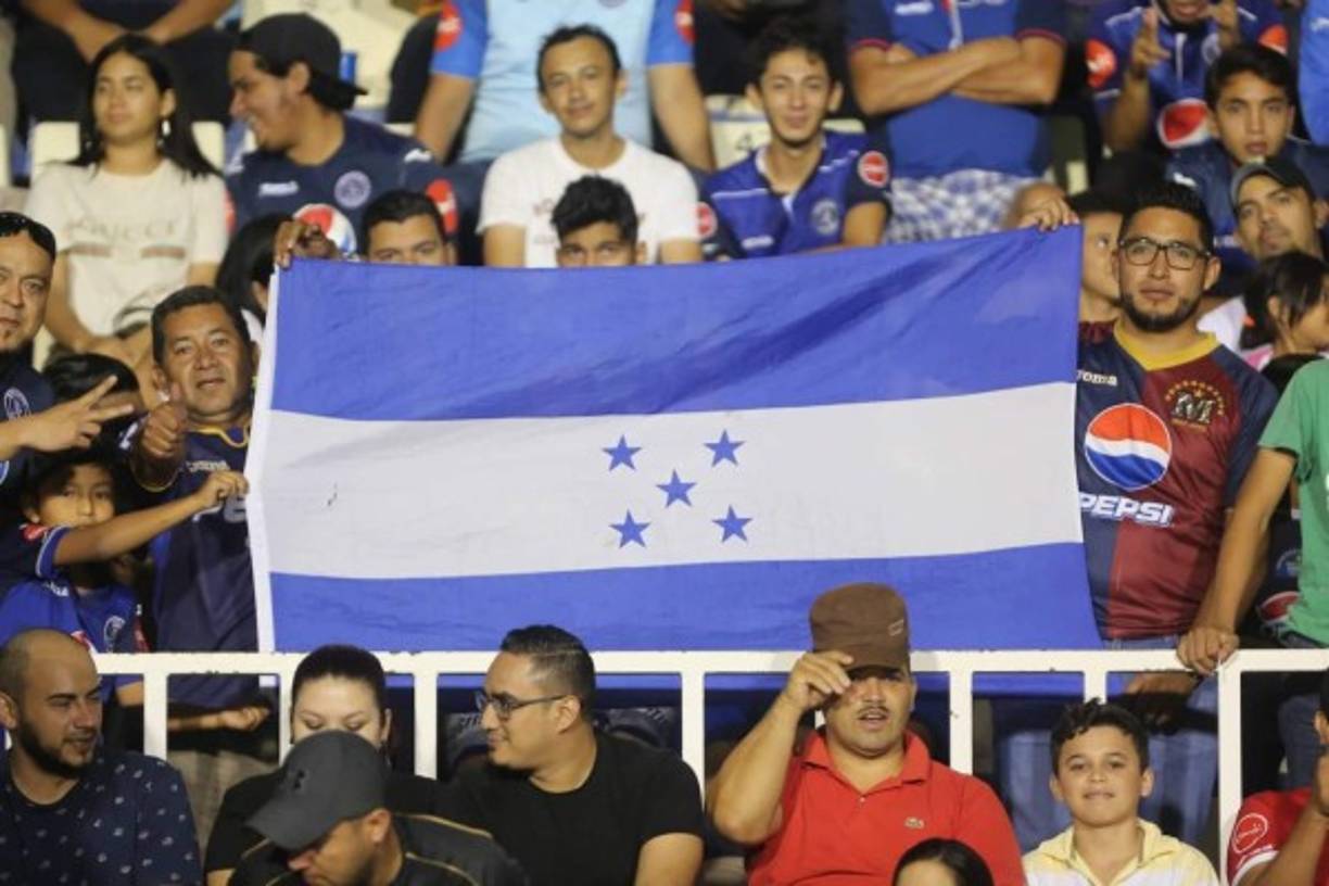 La afición del Motagua dijo presente en el estadio Nacional para apoyar a su equipo.